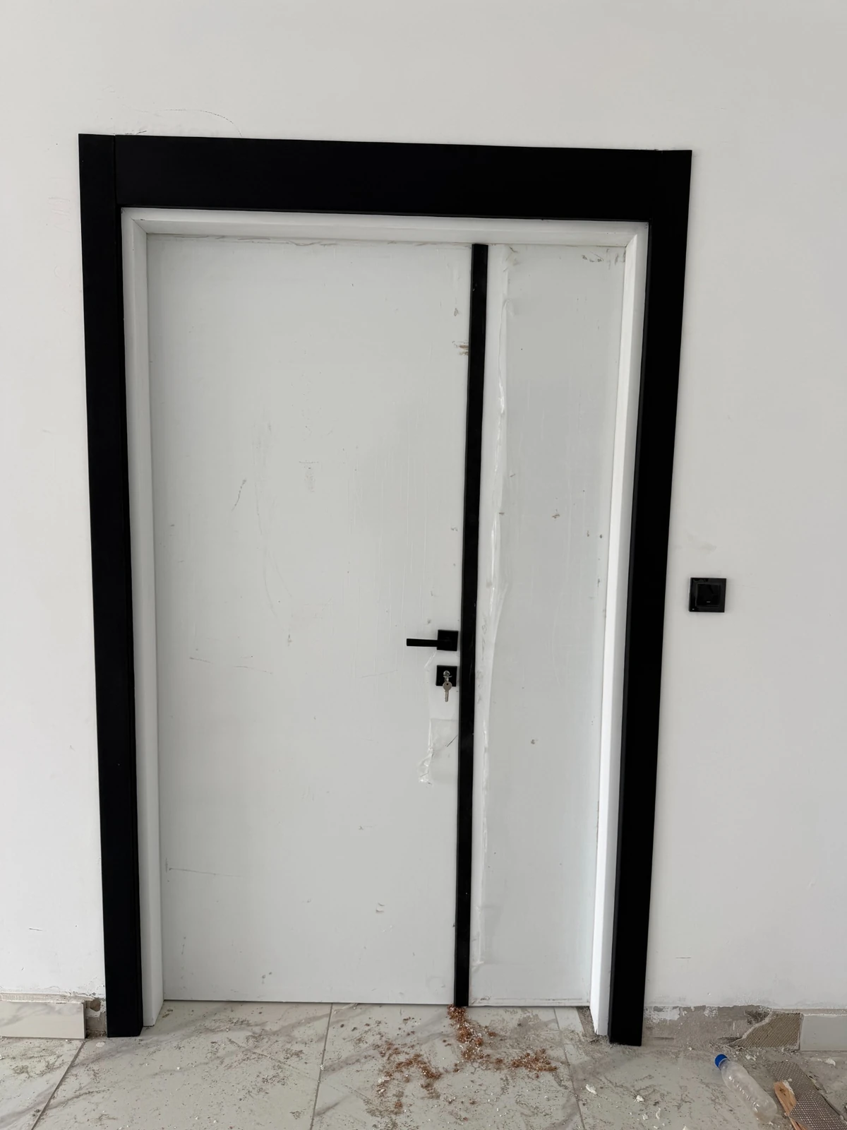 Porte intérieure blanche avec encadrement noir