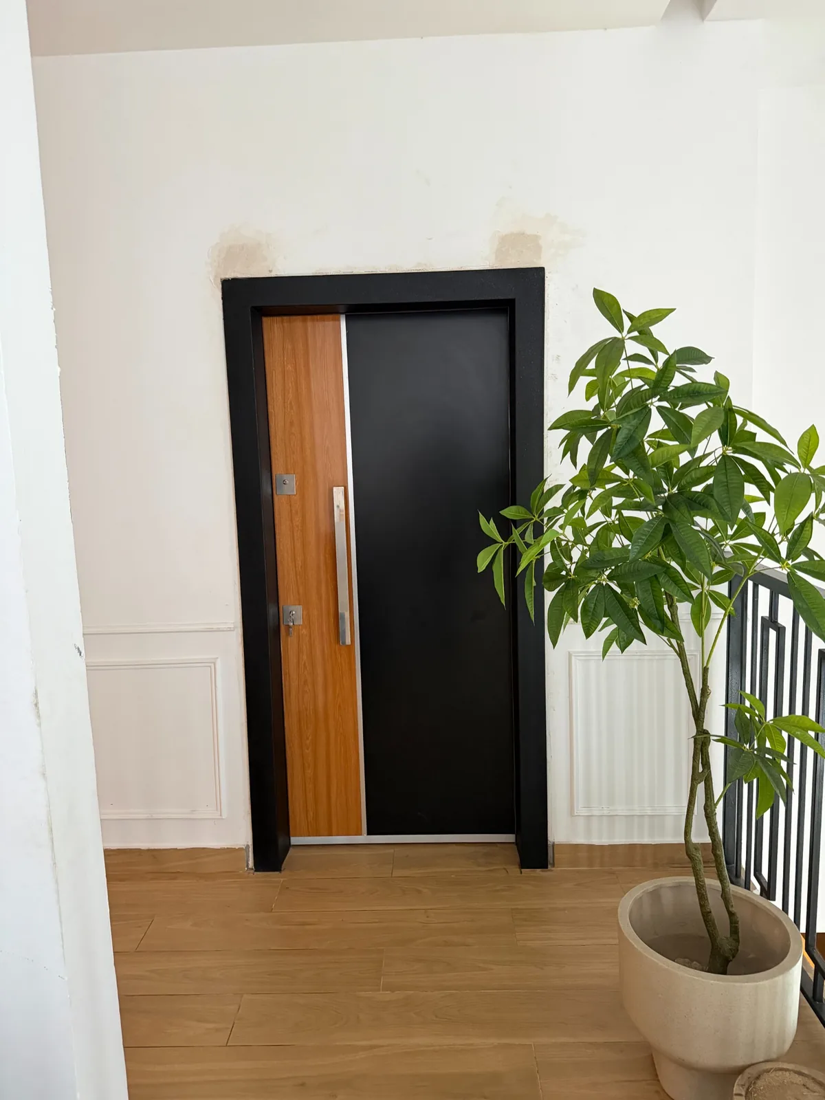 Porte d'entrée moderne bois et noir
