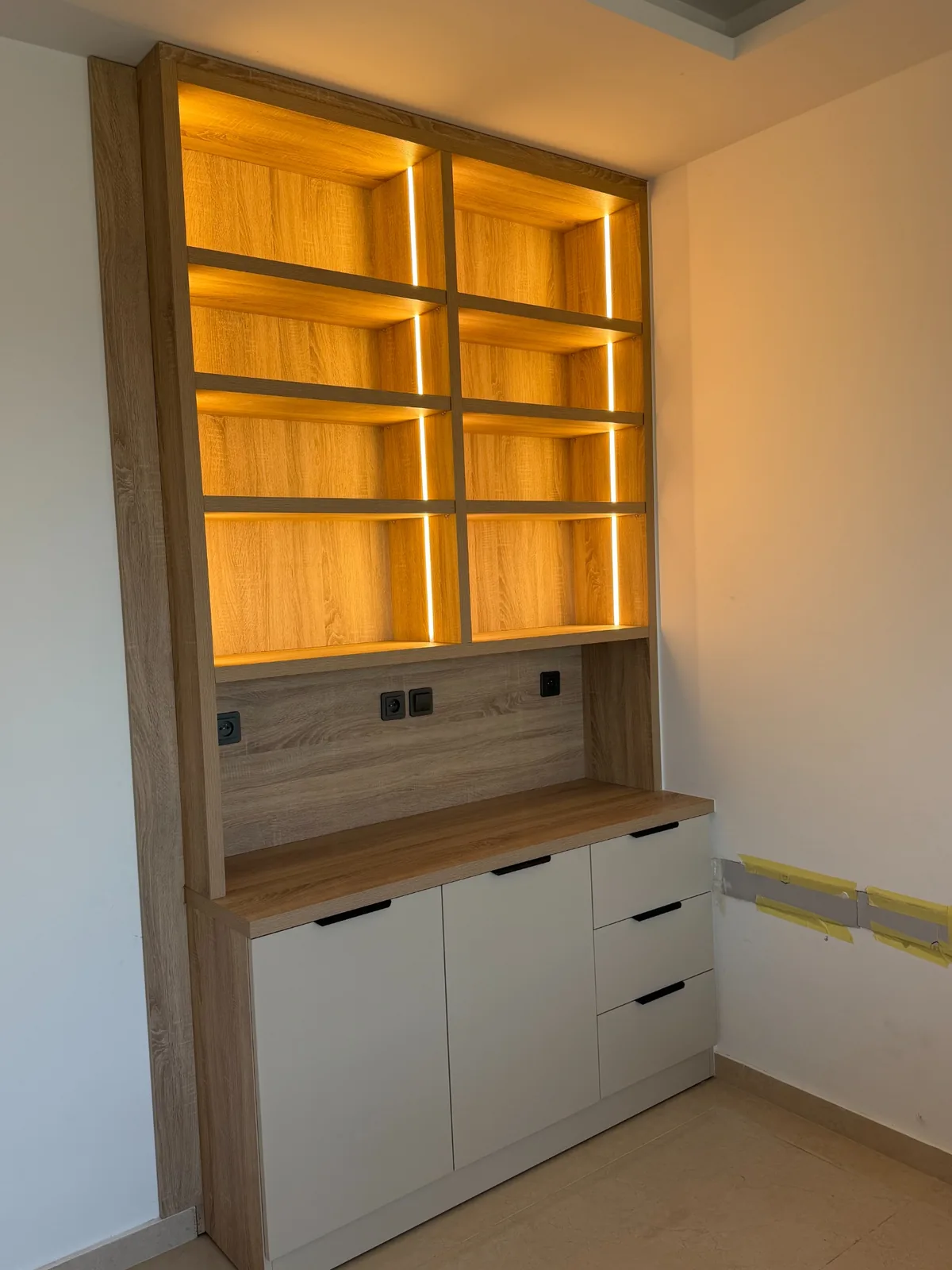 Meuble de rangement sur mesure avec éclairage intégré