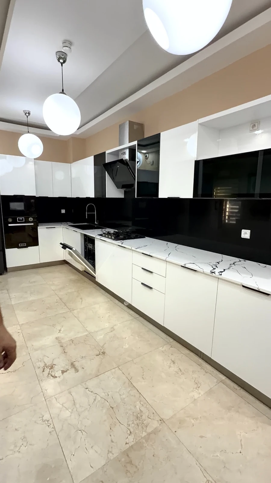 Cuisine moderne blanche et noire sur mesure